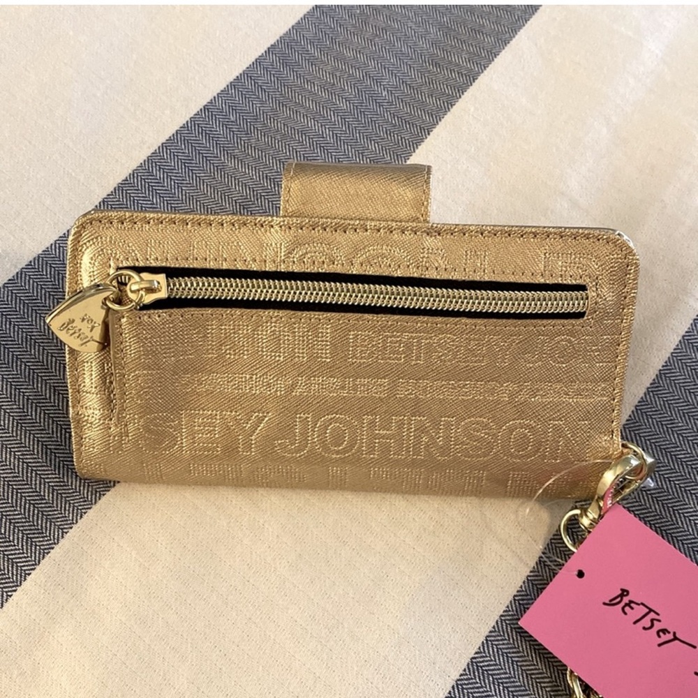 3 for 10.00!!
Betsy Johnson New York, NY Light beige/Metallic Wallet NWT - Picture 3 of 7